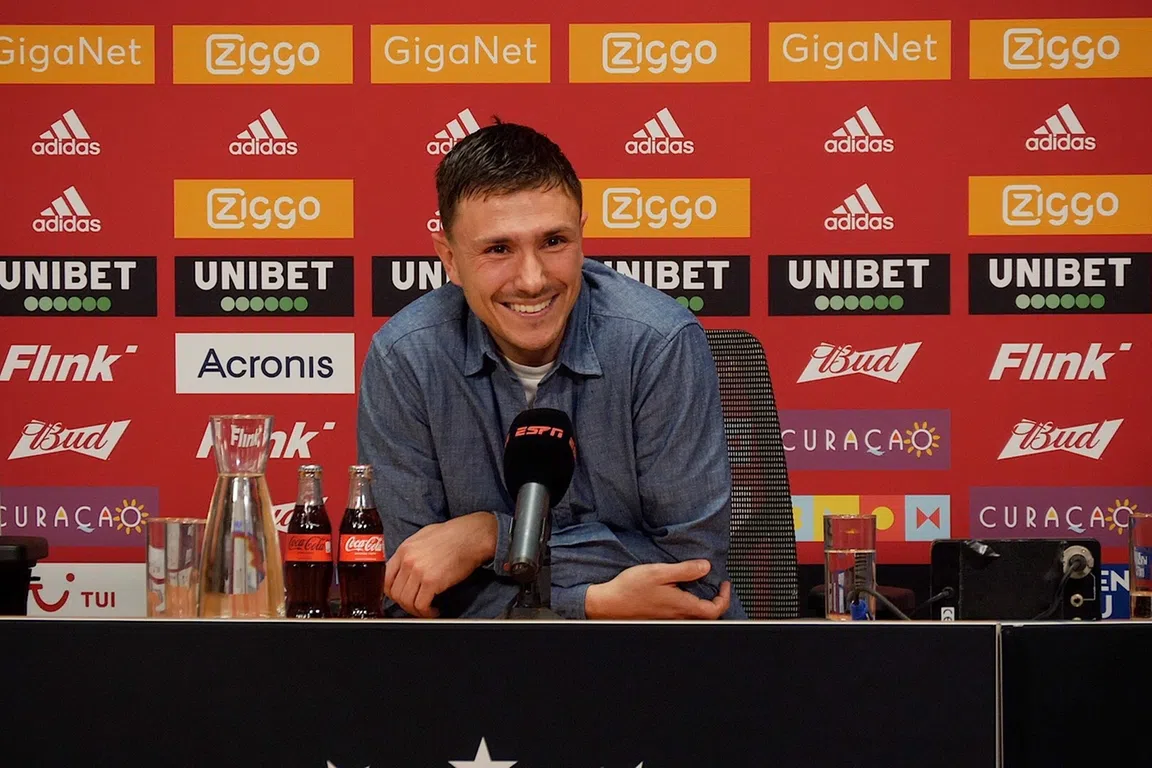 Berghuis zorgt ondanks gelijkspel voor hilariteit in perskamer Ajax