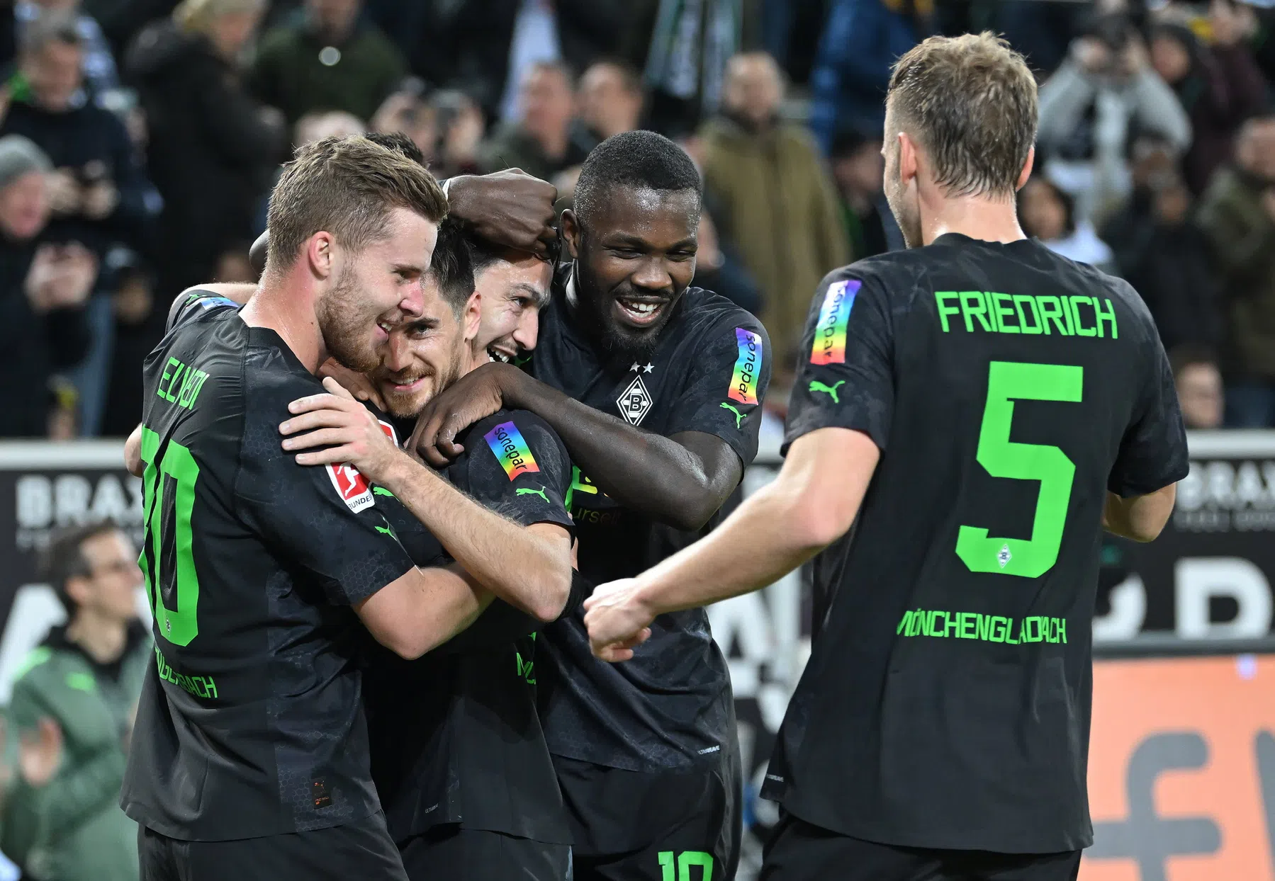 Gladbach en Dortmund besluiten 2022 met heerlijke kraker