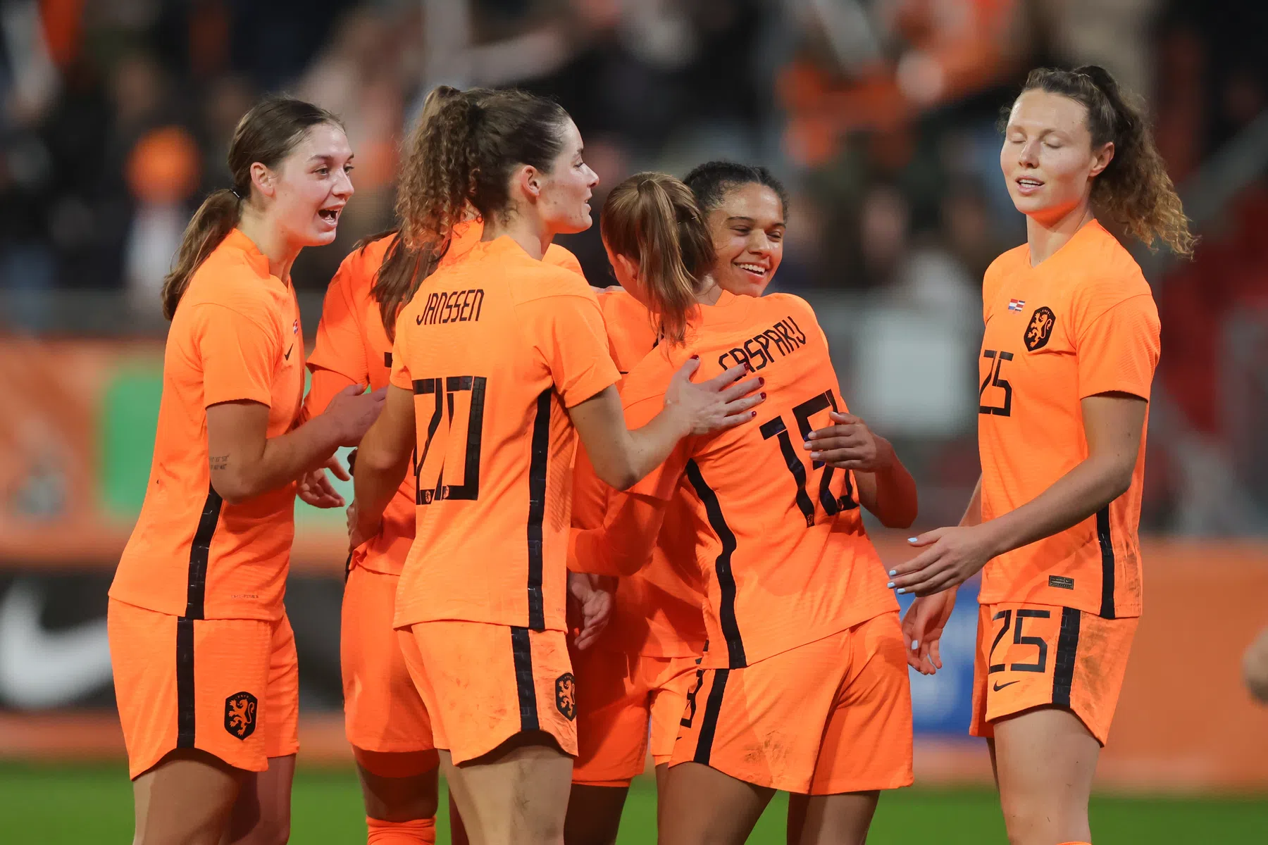 Oranje Leeuwinnen al voor rust klaar met Costa Rica