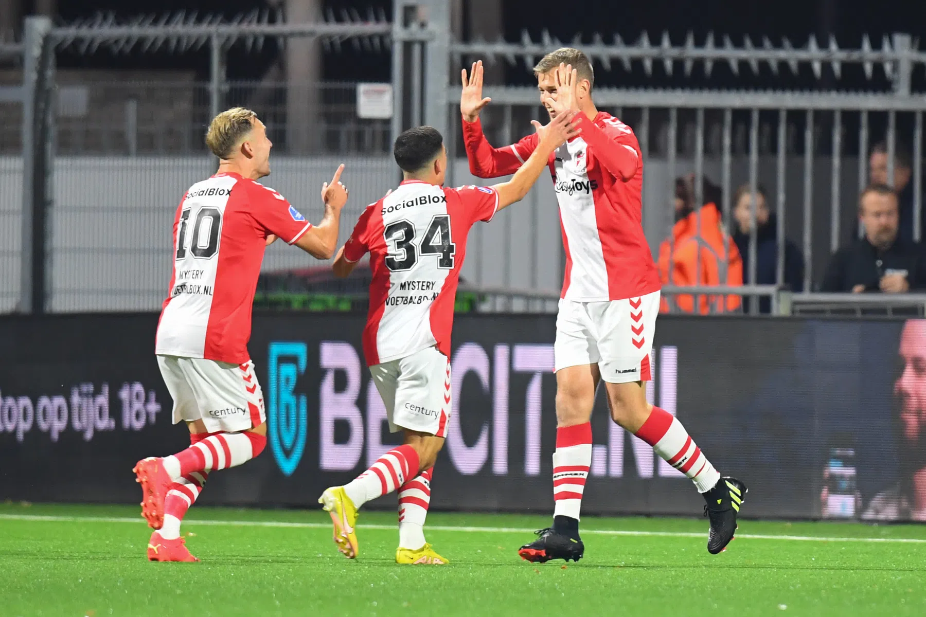 Veldmate en Lukkien 'apetrots' op FC Emmen na knap gelijkspel tegen Ajax