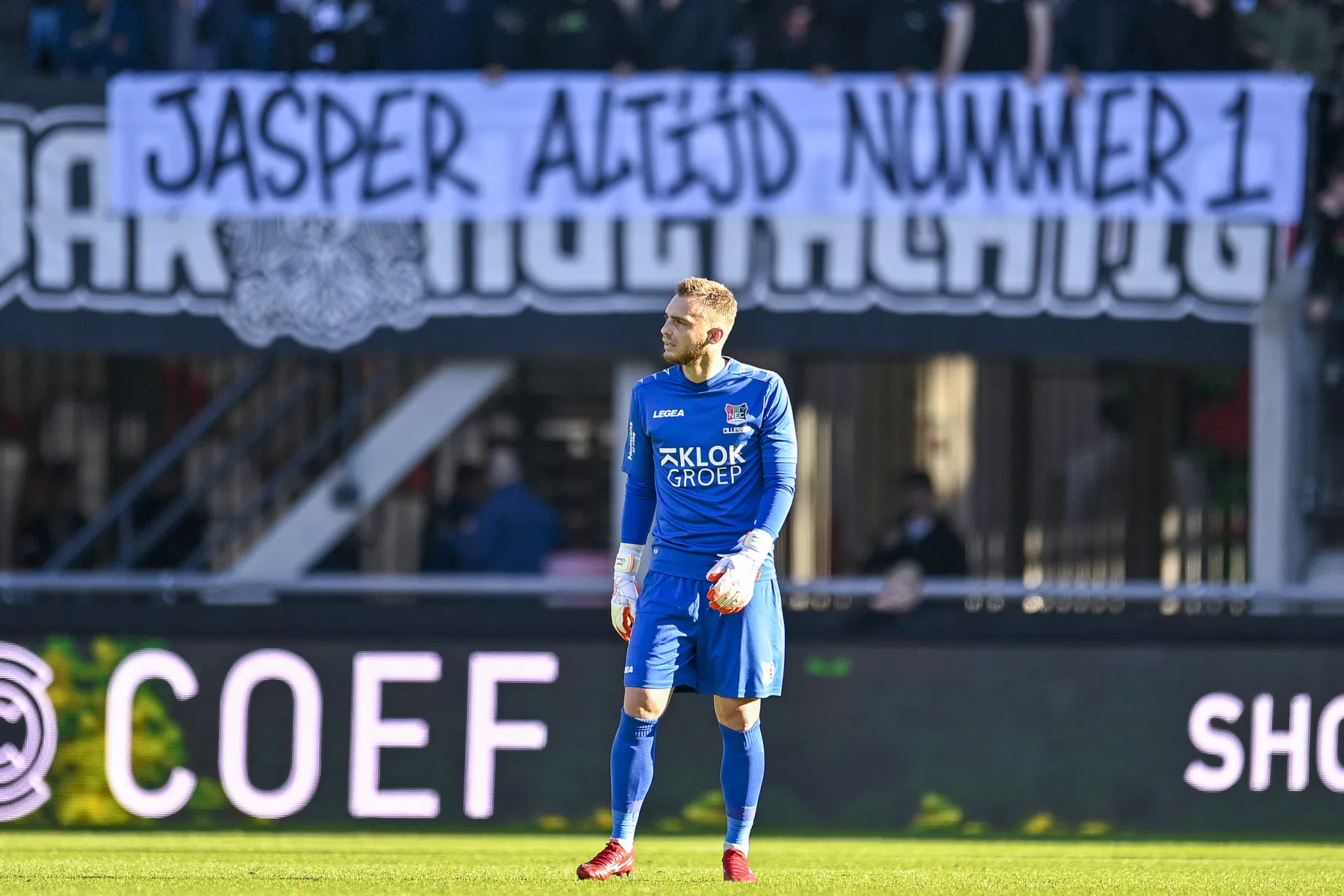 Cillessen zichtbaar aangedaan door steun NEC-fans