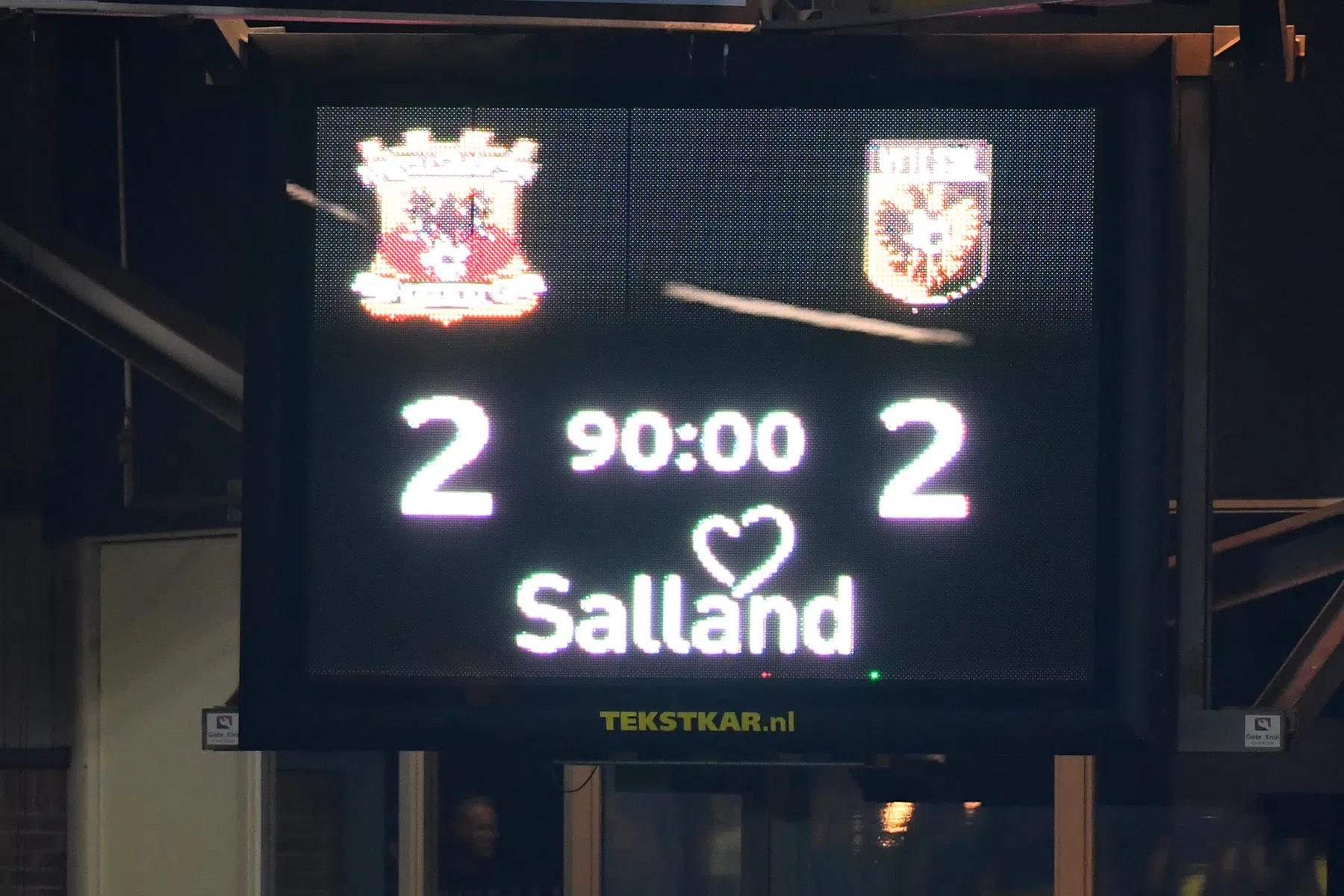 Cocu hekelt arbitrage en maakt Vitesse-balans op: 'Op de achtergrond zijn we bezig'