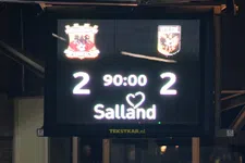 Thumbnail for article: Cocu hekelt arbitrage en maakt Vitesse-balans op: 'Op de achtergrond zijn we bezig'