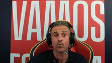 Thumbnail for article: Luis Enrique gaat los op Twitch en roemt 'heel strenge' Van Gaal bij vragenvuur