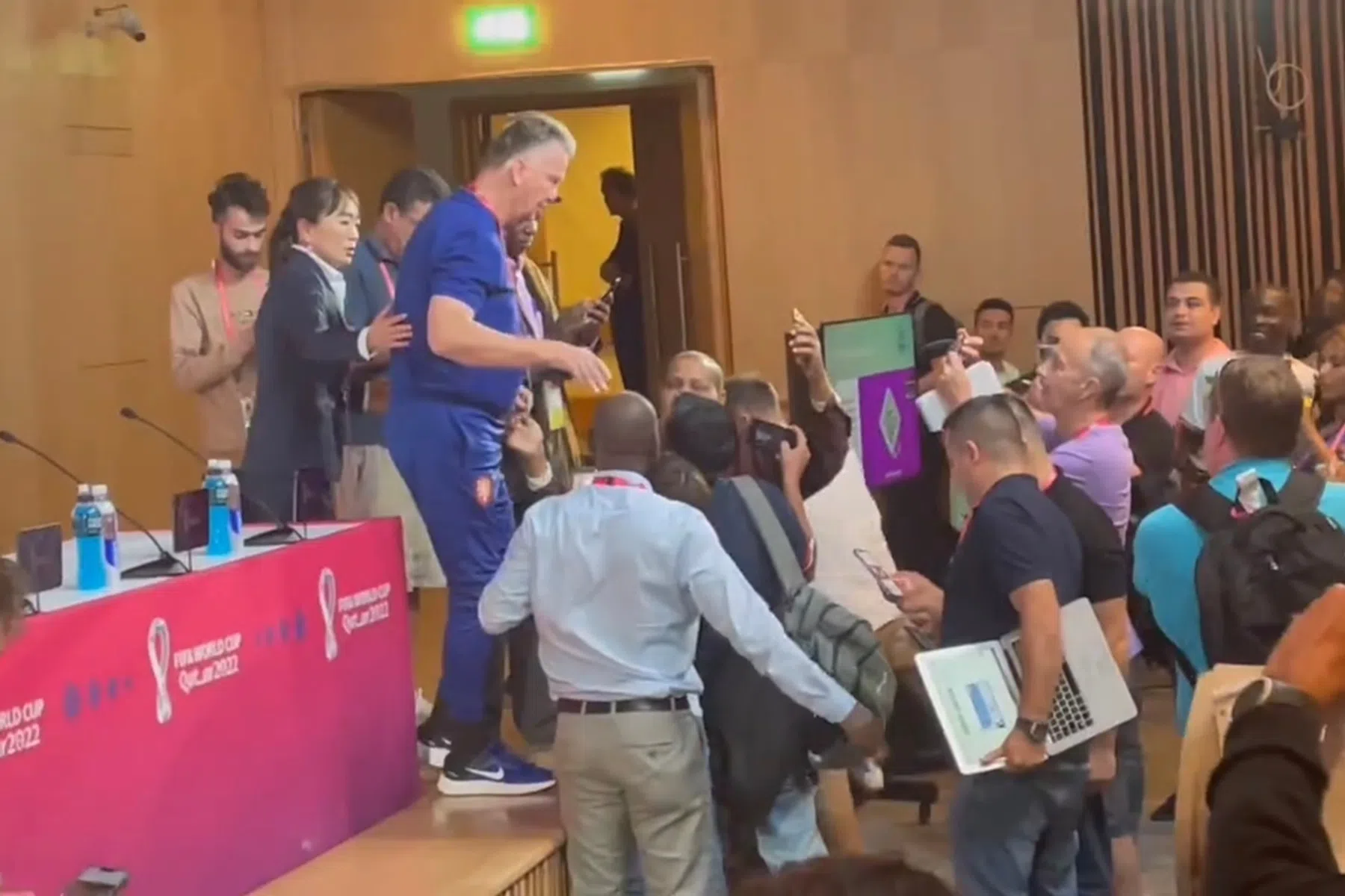 Persconferentie in Doha kent opvallend einde voor Van Gaal