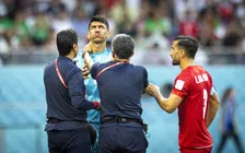 Thumbnail for article: Kritiek op doorspelen na hoofdbotsing Iran-keeper: 'Onacceptabel'