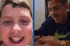 Thumbnail for article: Mooie beelden: jonge fan blijft met grote ogen achter na belletje van idool Grealish