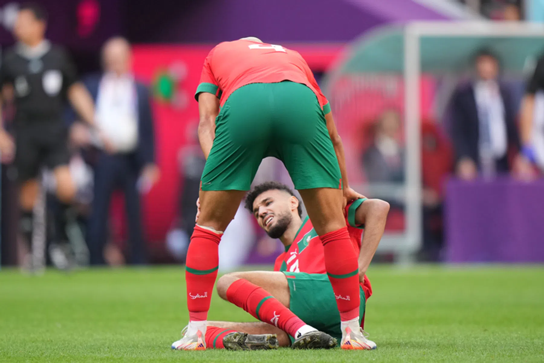 Drama voor Mazraoui: oud-Ajacied moet WK-duel op brancard verlaten