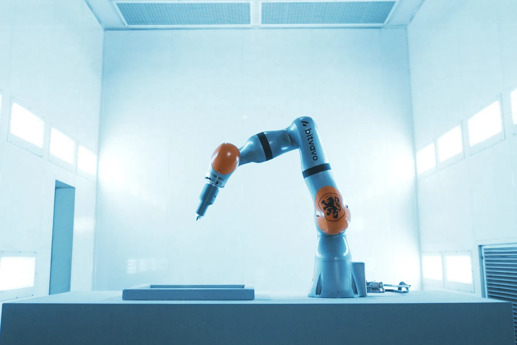 Bitvavo ontwikkelt robotarm voor signeren van voetbalshirts door Oranjespelers