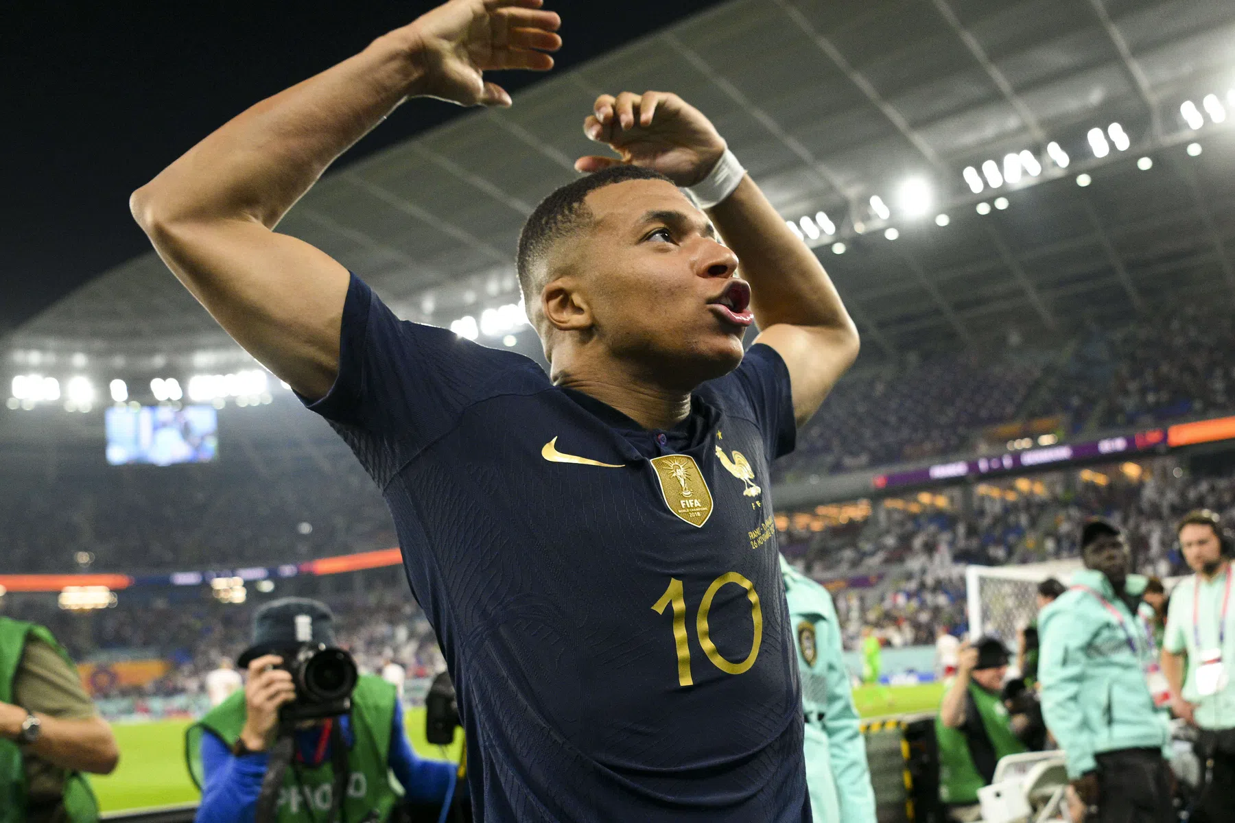 'Locomotief' Mbappé evenaart Zidane en passeert Henry na heldenrol