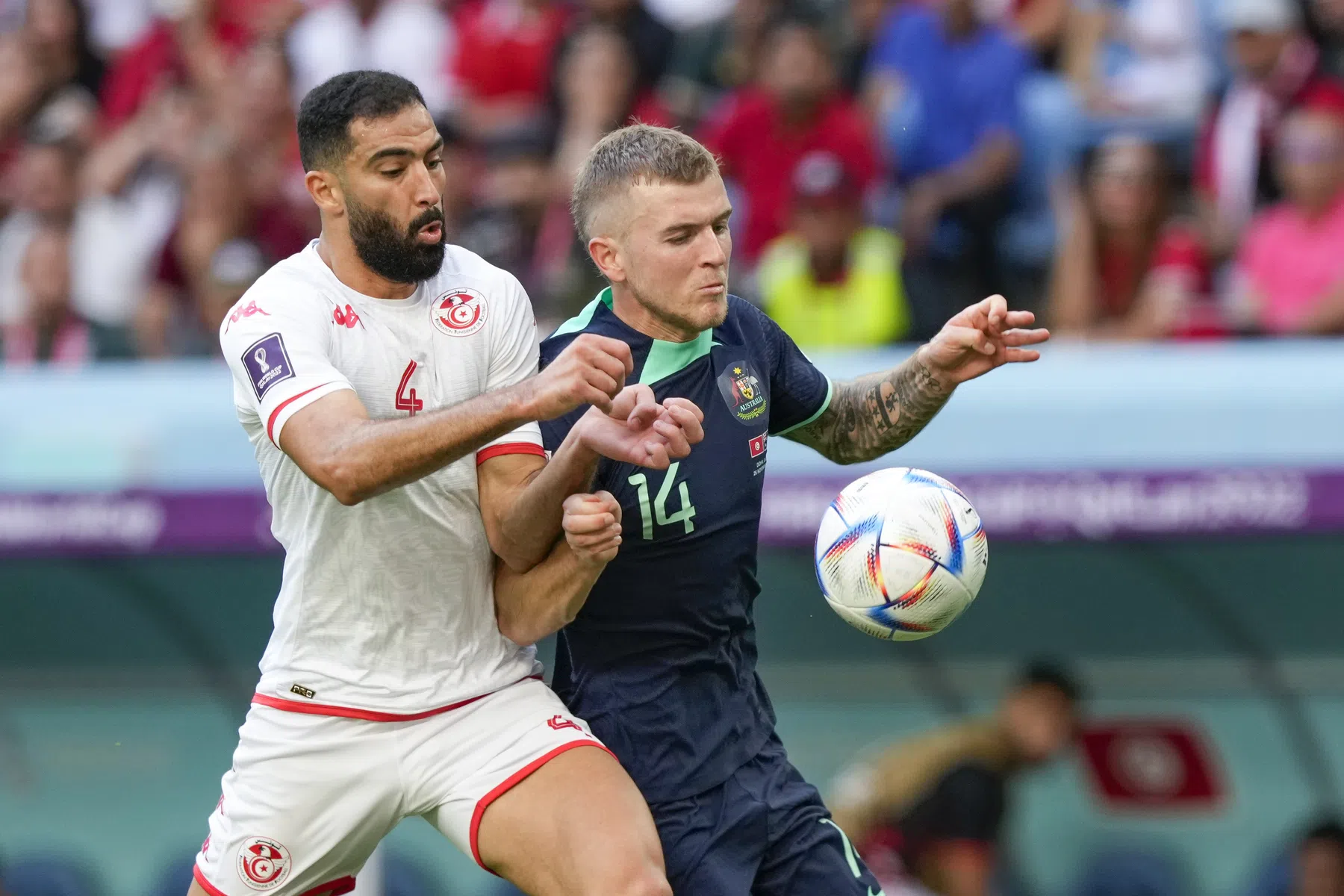 Rake kopbal bezorgt knokkende Socceroos eerste WK-zege sinds 2010