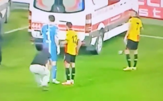 Turks competitieduel gestaakt: hooligan slaat keeper neer met cornervlag