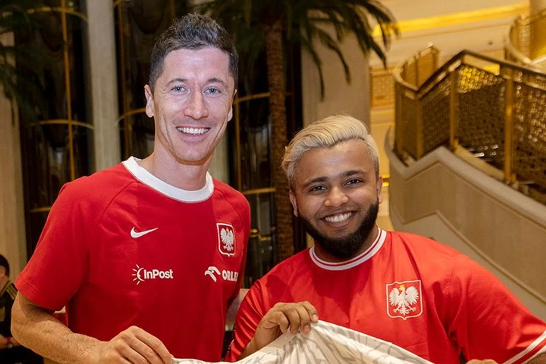 Lewandowski nodigt fan die viraal ging uit in Pools spelershotel
