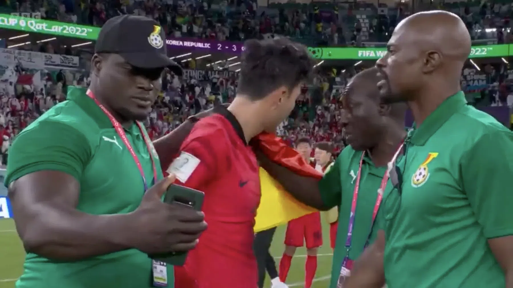 Staflid van Ghana maakt selfie met huilende Son, Boateng niet blij 