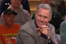 Thumbnail for article: Van Basten kan grote lach niet onderdrukken na vraag over Van Dijk