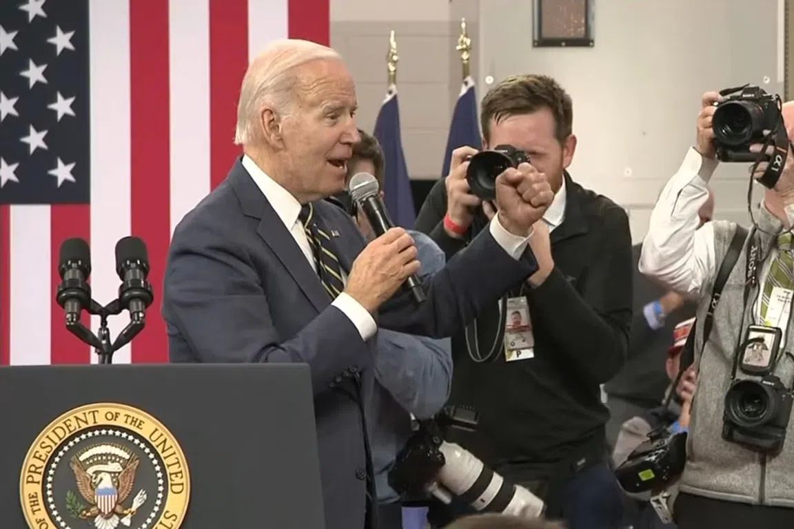 Biden grijpt microfoon en reageert euforisch op overwinning VS