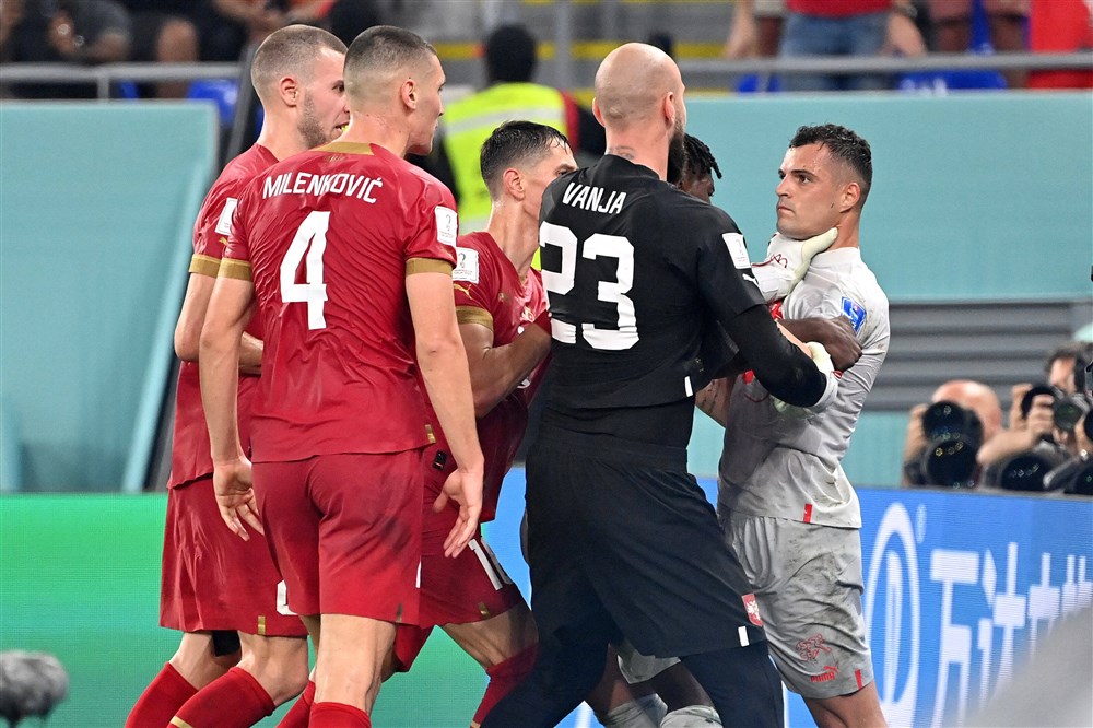 Xhaka reageert op provocerend gebaar: 'Een wedstrijd met veel emoties' 