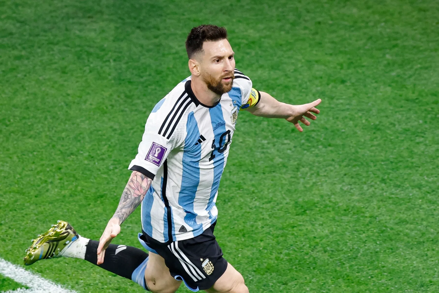 Oranje treft Argentinië: Messi helpt zijn ploeg aan zwaarbevochten zege
