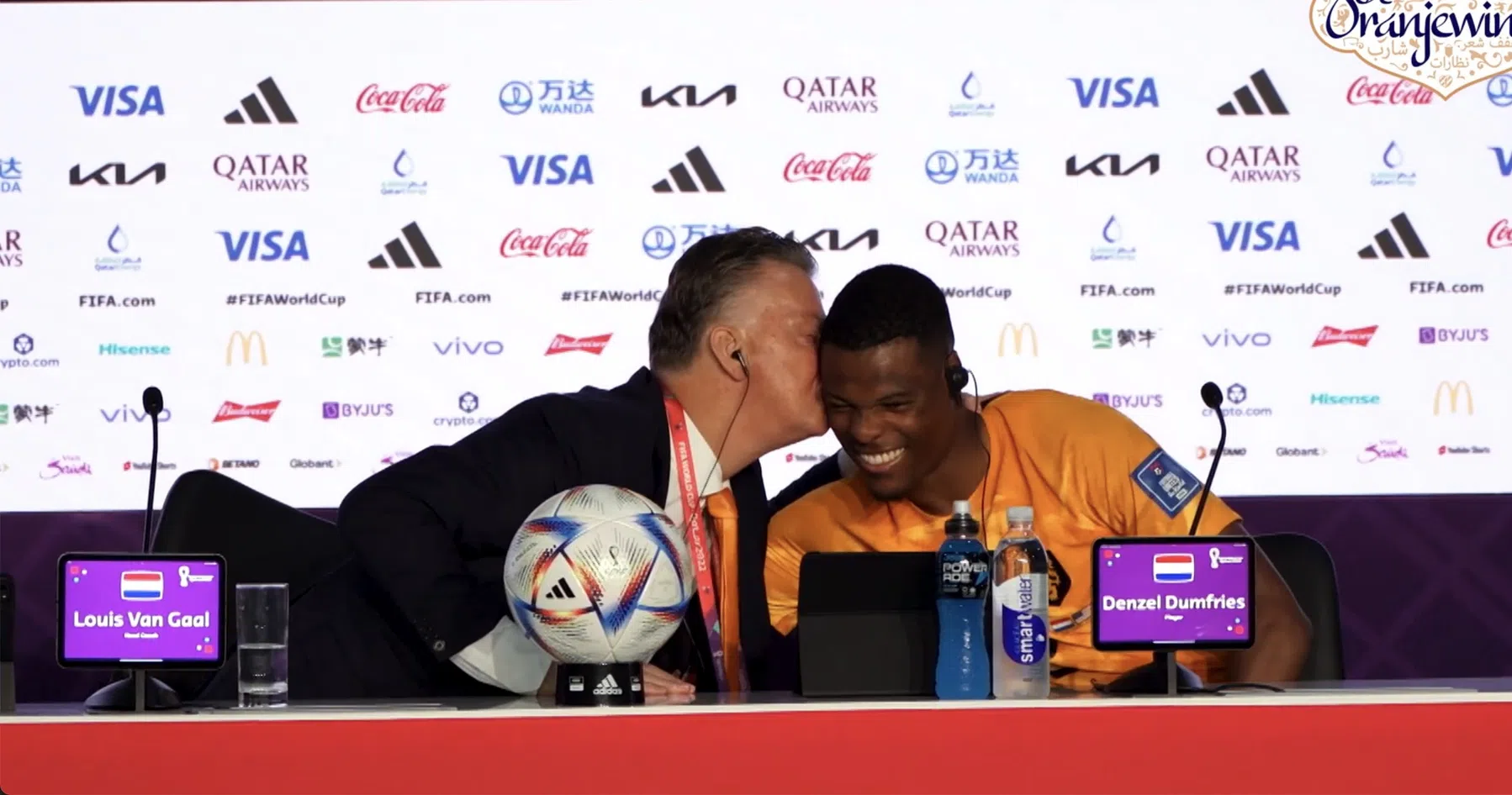 Van Gaal zoent Dumfries tijdens persconferentie: 'Zodat iedereen het ziet' 