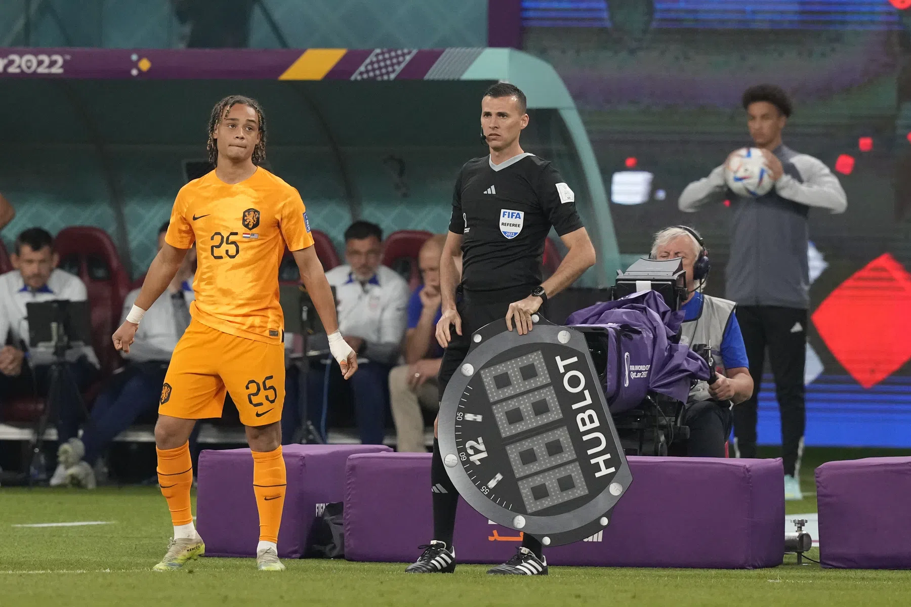 Jonge Simons schrijft historie met debuut voor Nederlands elftal