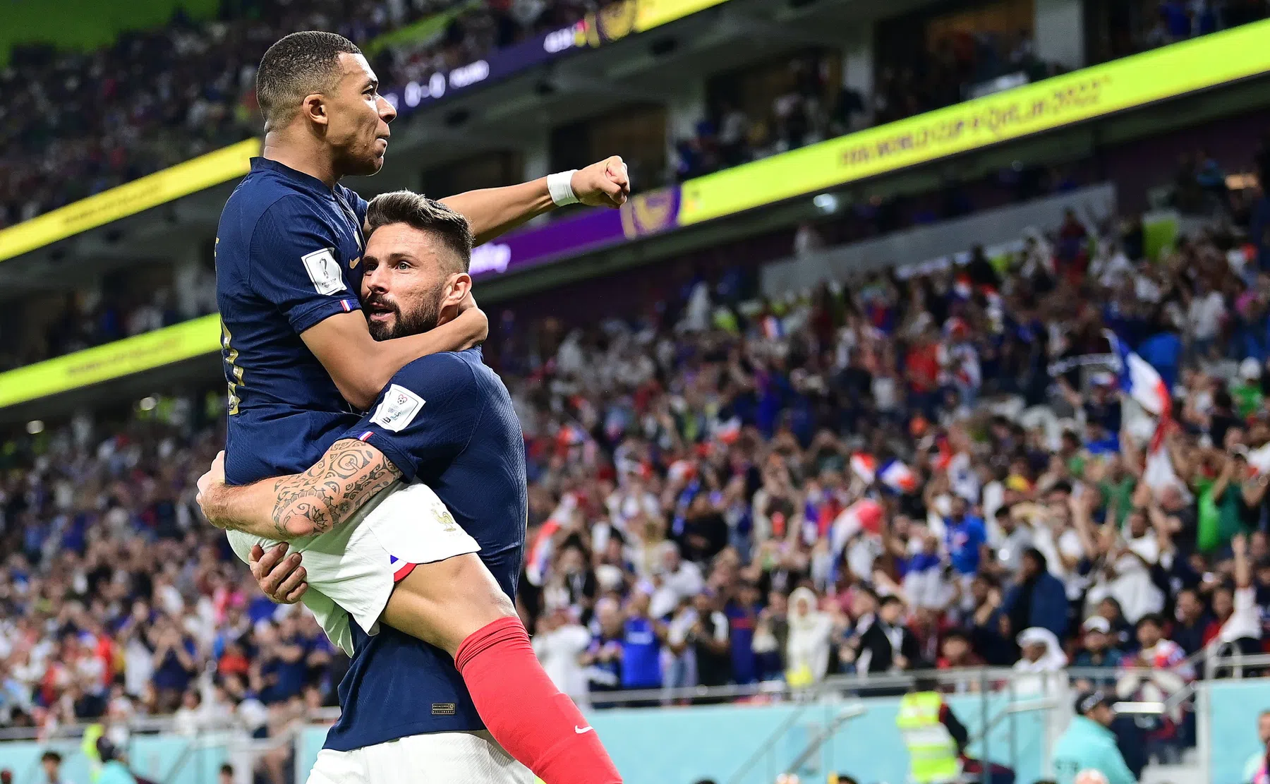 Giroud en briljante Mbappé houden Frankrijk op koers voor nieuwe WK-titel