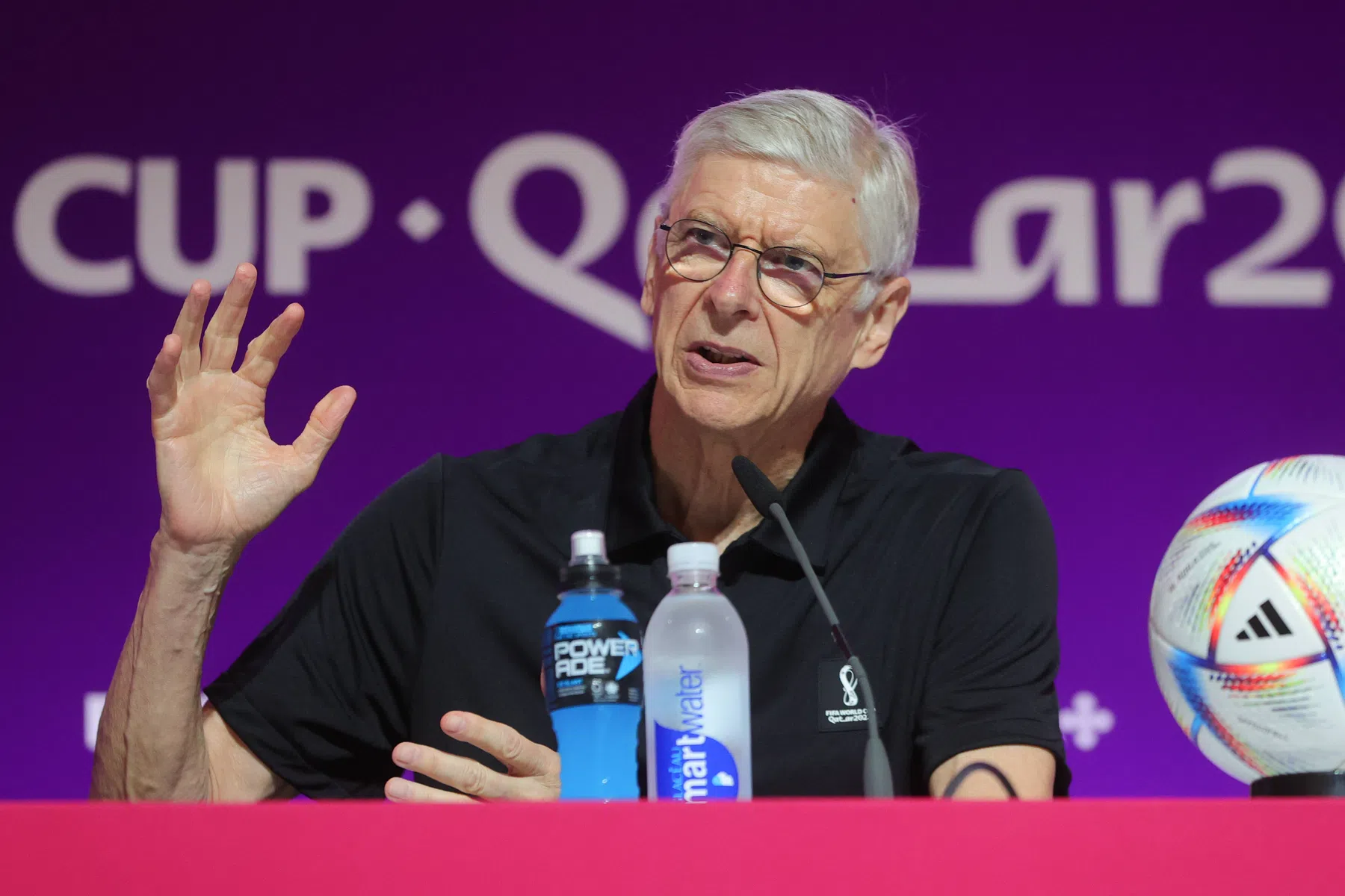 Wenger zorgt als 'spreekbuis van FIFA' voor verontwaardiging in Engeland