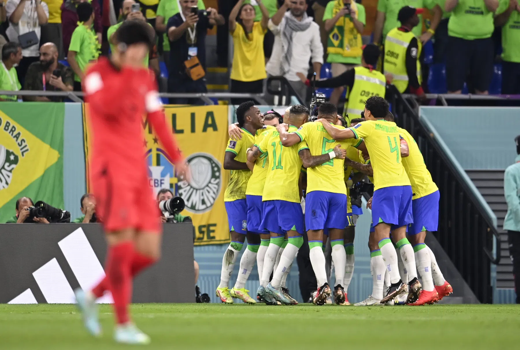 Titelfavoriet Brazilië plaatst zich na wervelende eerste helft voor kwartfinale