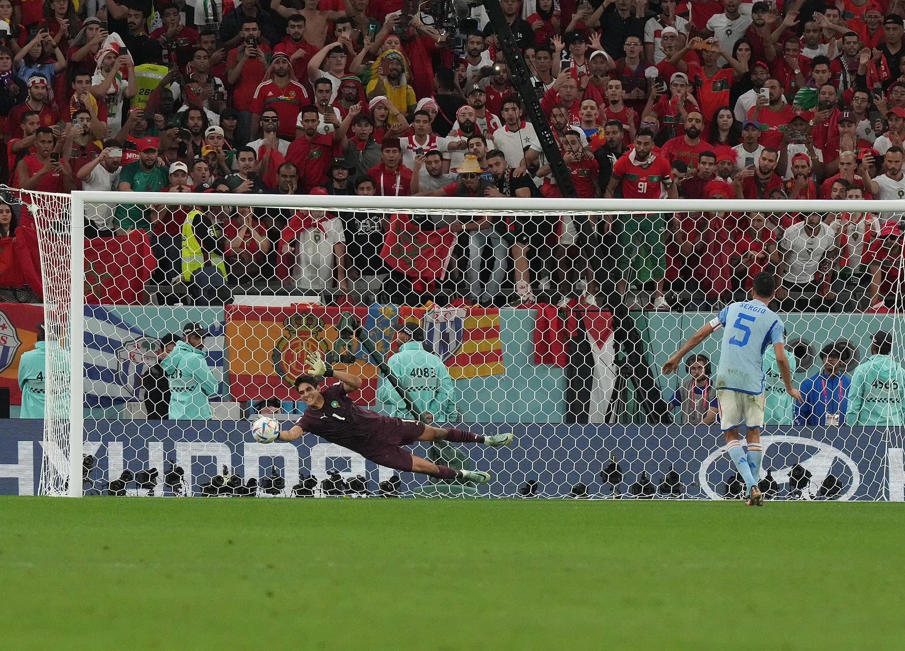 Penaltykiller Bounou na zege op Spanje: 'Een cadeau voor alle Marokkanen'