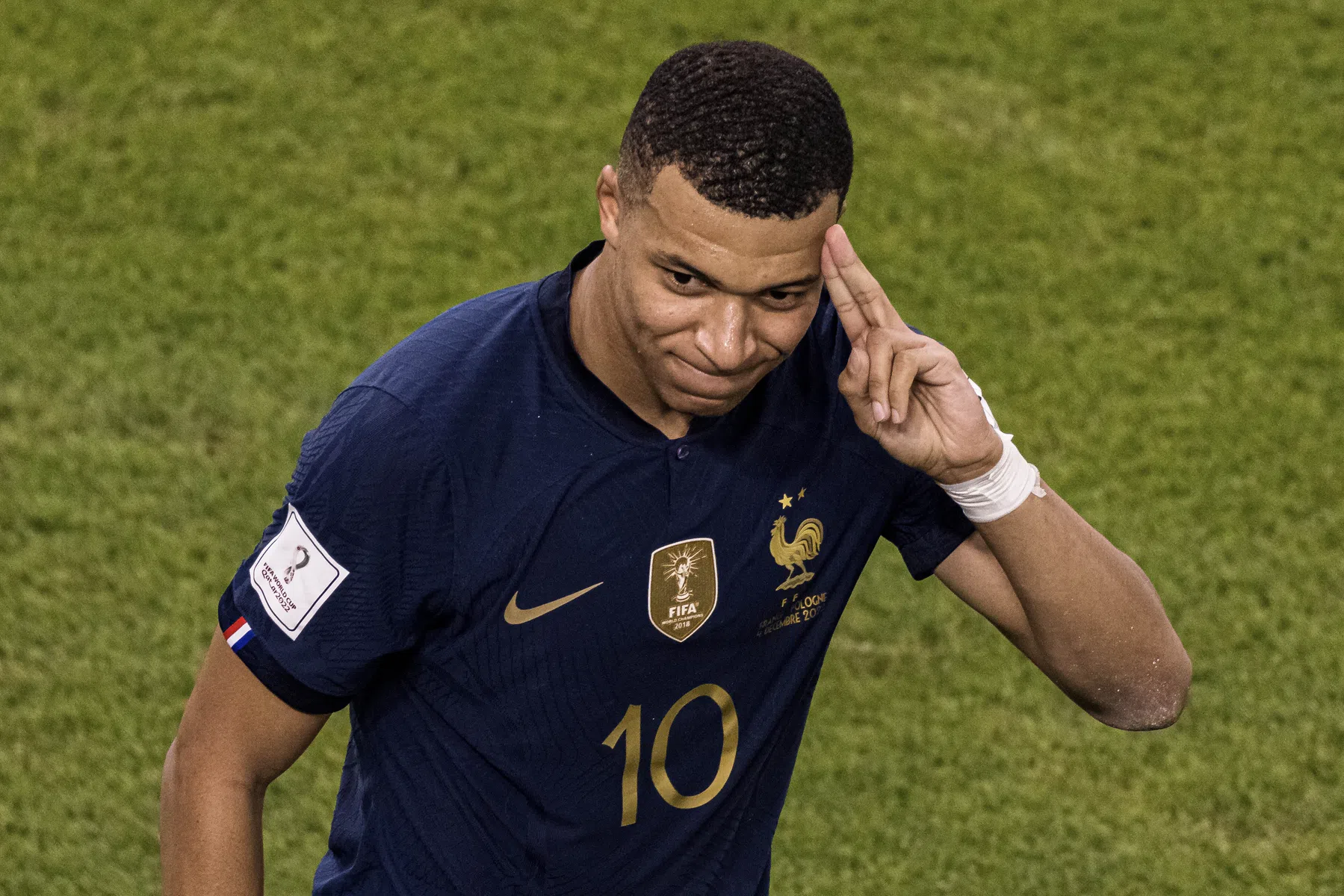 Mbappé legt uit waarom hij zijn Man of the Match-trofee telkens omdraait