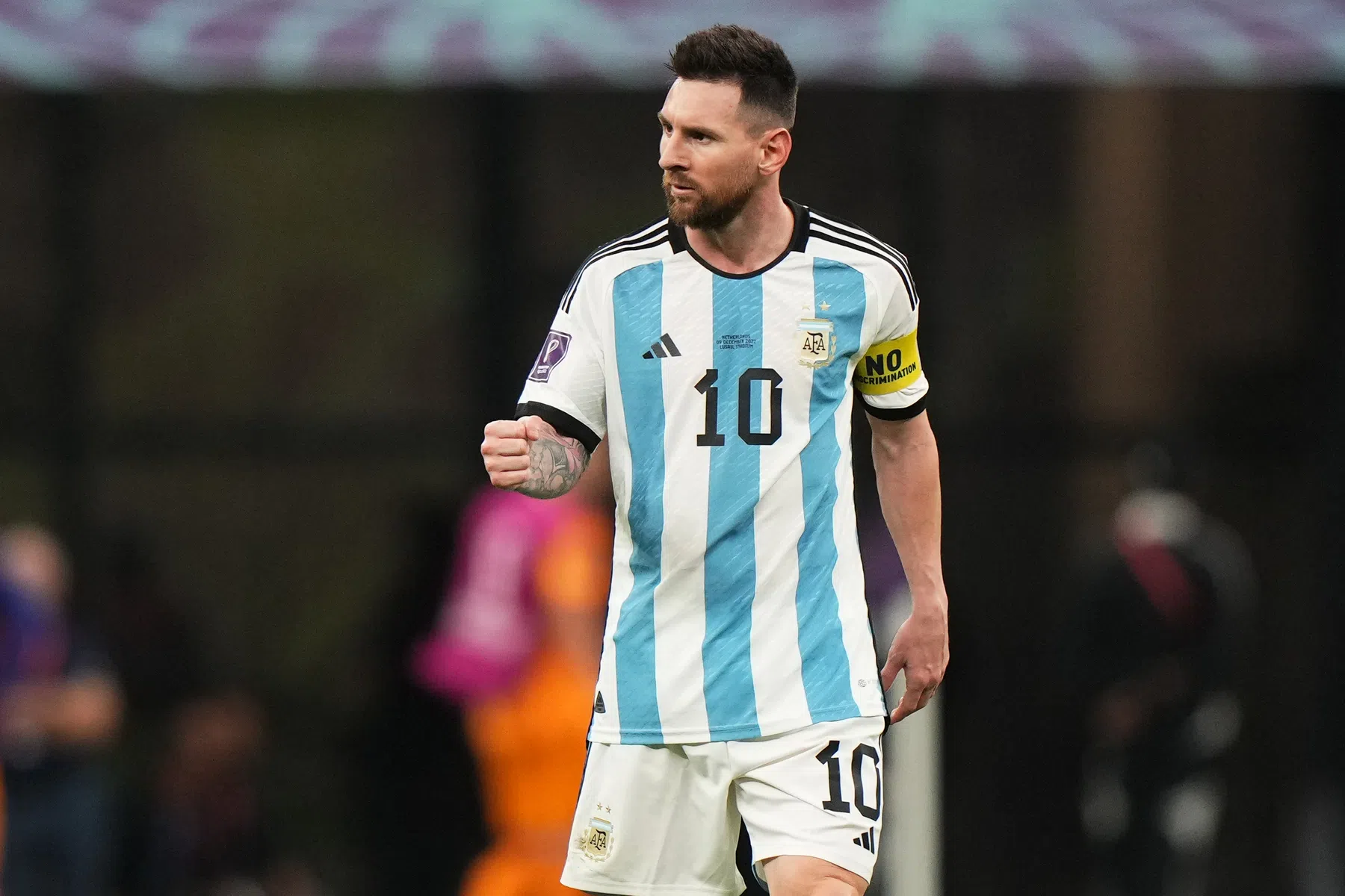 Messi hard voor arbiter Lahoz: 'FIFA moet hier naar kijken'