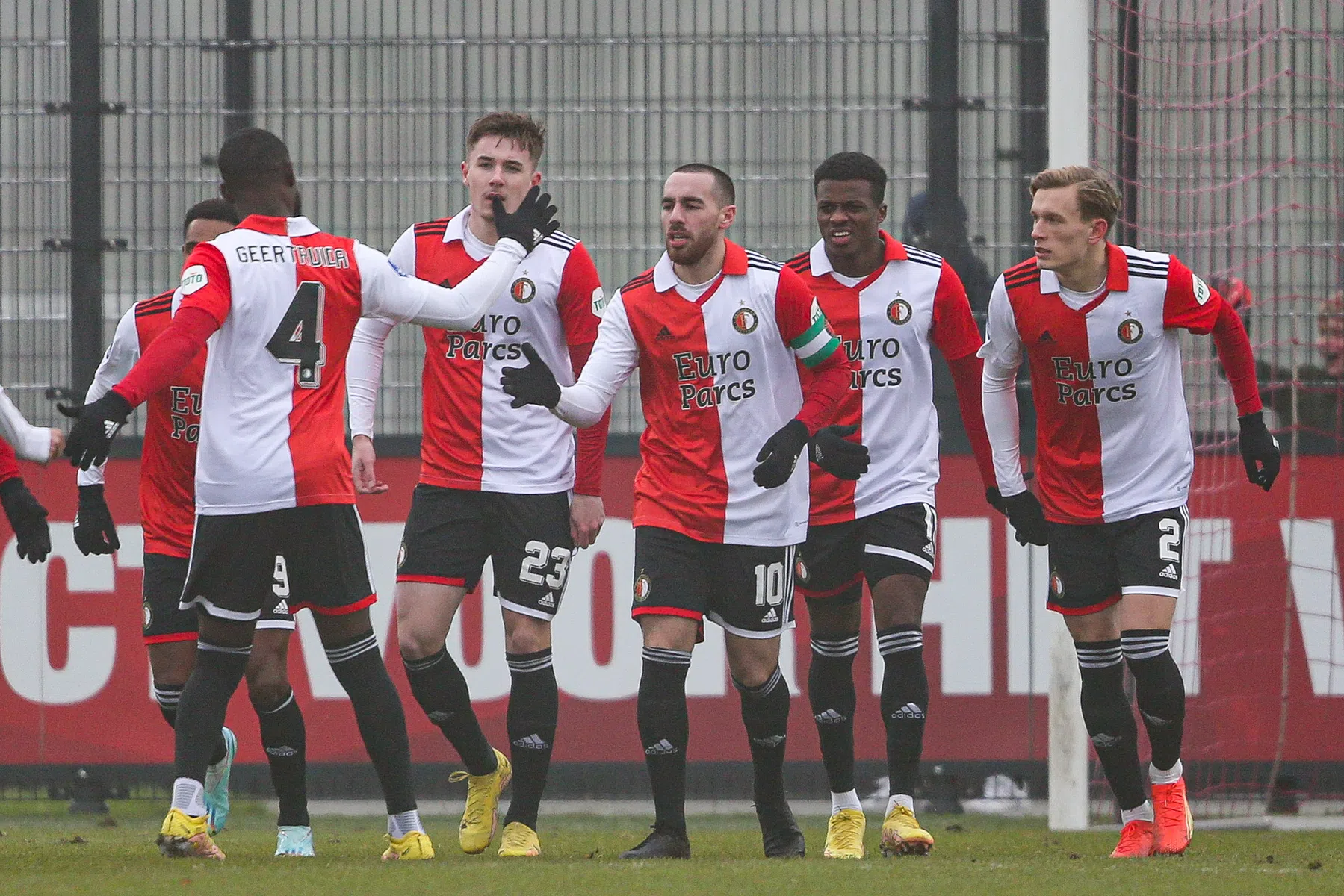 Kökçü en piepjonge debutant helpen Feyenoord aan oefenzege
