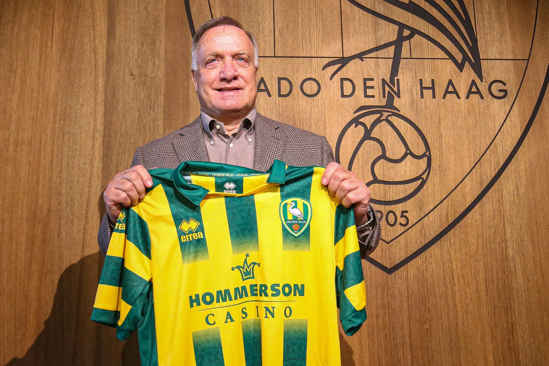 Advocaat schrijft bij ADO-debuut direct Nederlandse trainershistorie