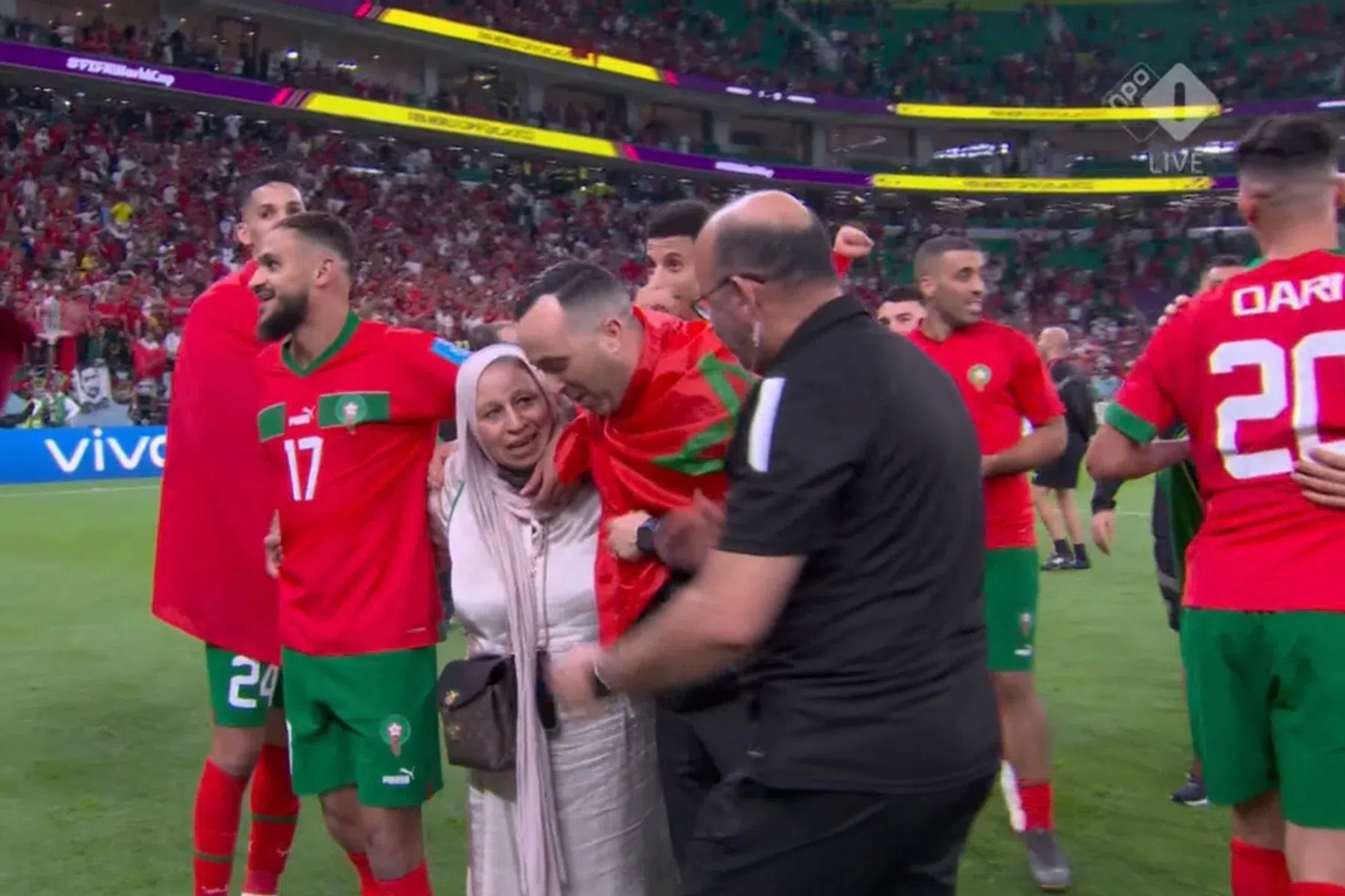 Prachtige beelden: Boufal danst met zijn moeder na Marokkaans WK-succes