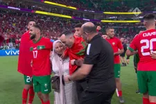 Thumbnail for article: Prachtige beelden: Boufal danst met zijn moeder na Marokkaans WK-succes
