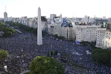 Thumbnail for article: Messi-mania: fascinerende beelden van overvolle straten in Buenos Aires