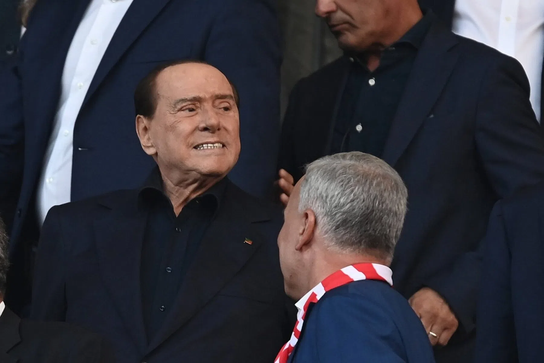 Berlusconi doet omstreden belofte: 'Dan geef ik jullie een bus vol prostituees'