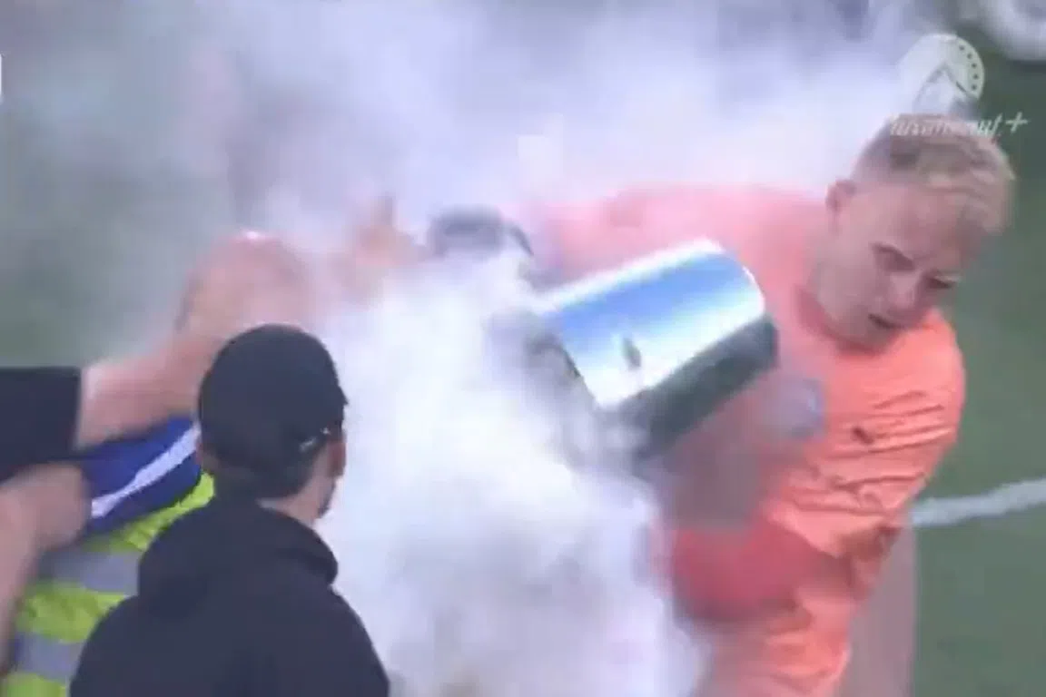 Australische derby ontspoort: keeper bloedend veld af na aanval fans