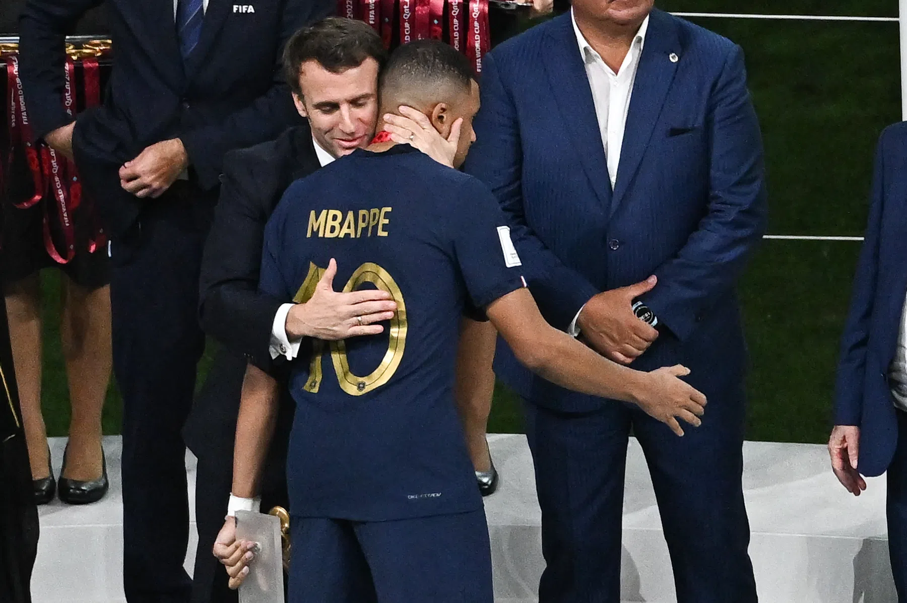 Trotse Macron probeert Mbappé op te beuren en deelt speech