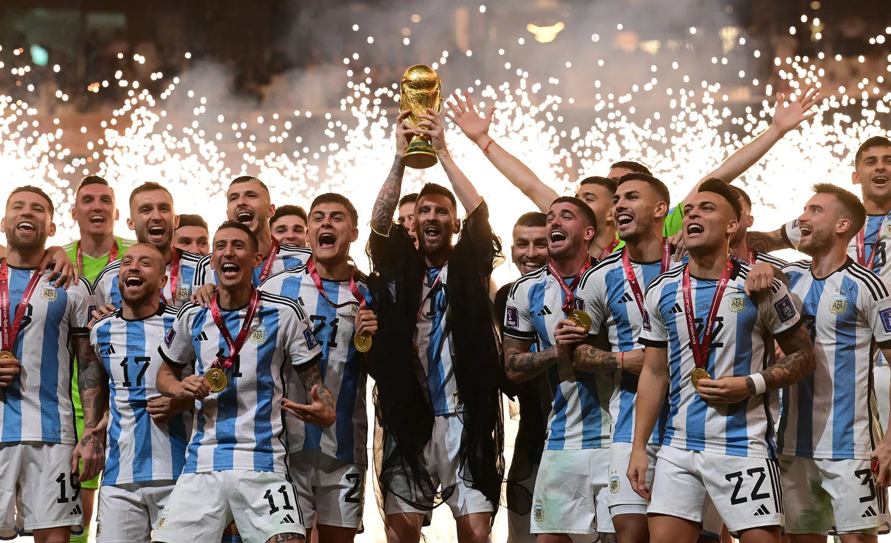 Waarom droeg Messi een zwarte mantel bij het optillen van de wereldbeker?