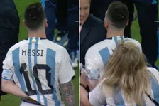 Thumbnail for article: Moeder pakt verraste Messi van achteren beet in feestvreugde