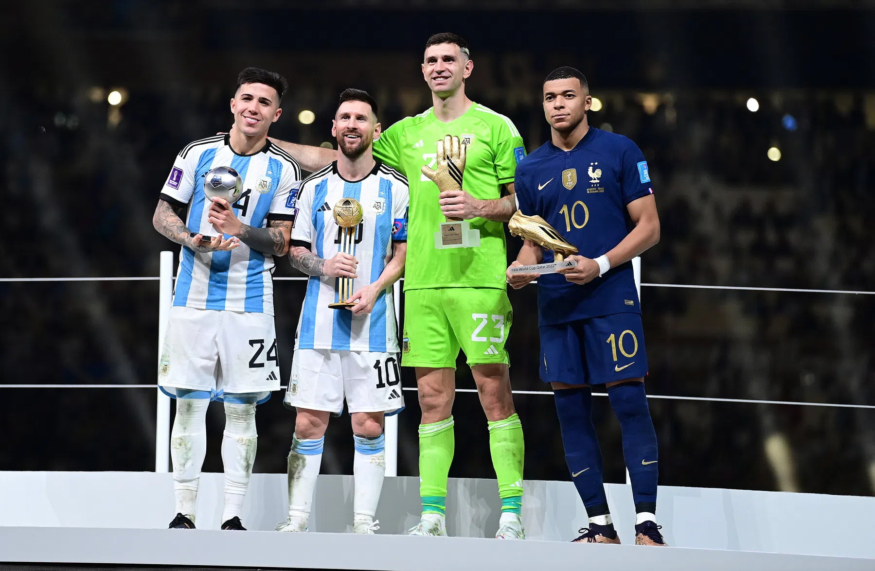 Martínez viert prijs voor Beste Keeper van WK op opmerkelijke wijze