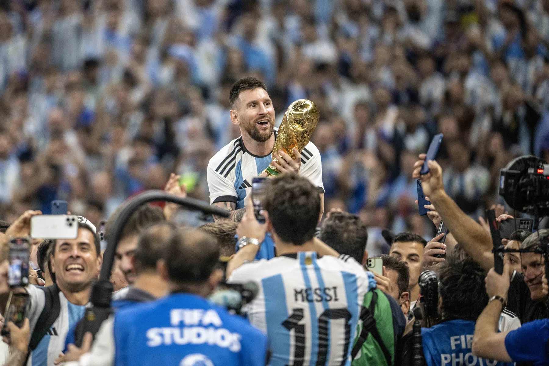 Messi gaat met wereldbeker in zijn handen in op toekomstplannen