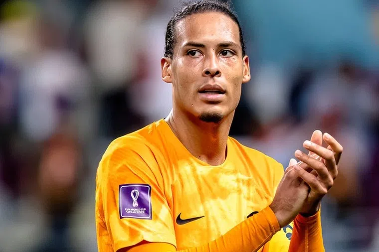 Veiling Oranje-shirts levert mooi bedrag op voor arbeidsmigranten