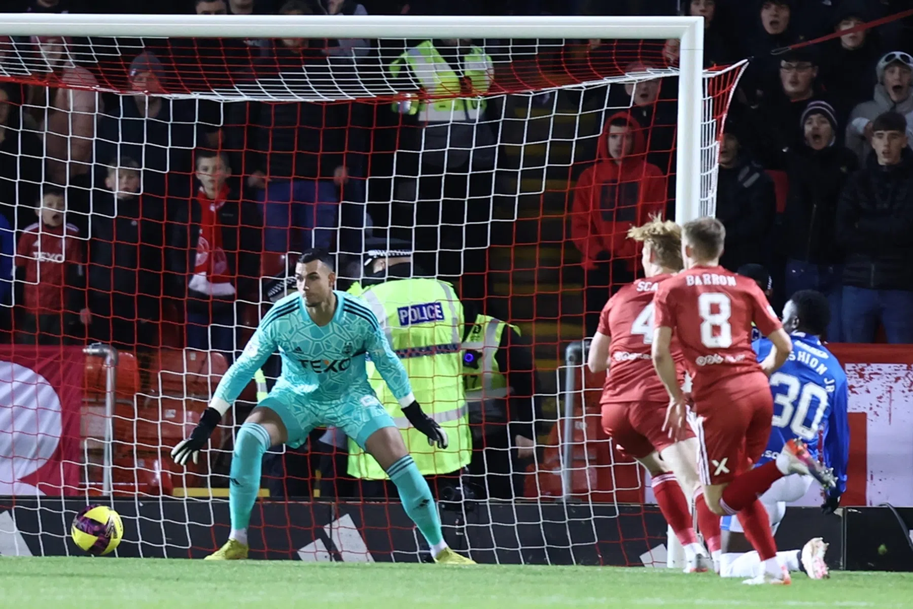 Blunder Roos leidt sensationele ontsnapping Rangers in