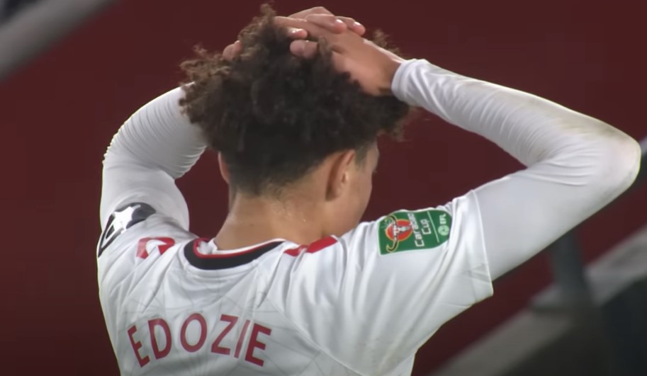 Wat een misser! Southampton-aanvaller faalt voor open doel