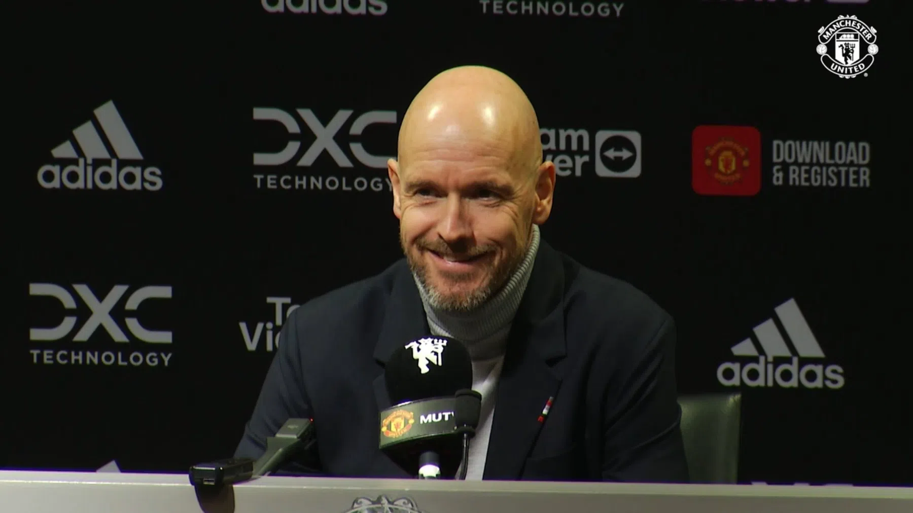 Ten Hag lacht op persconferentie na vragen over Gakpo en Van Nistelrooij