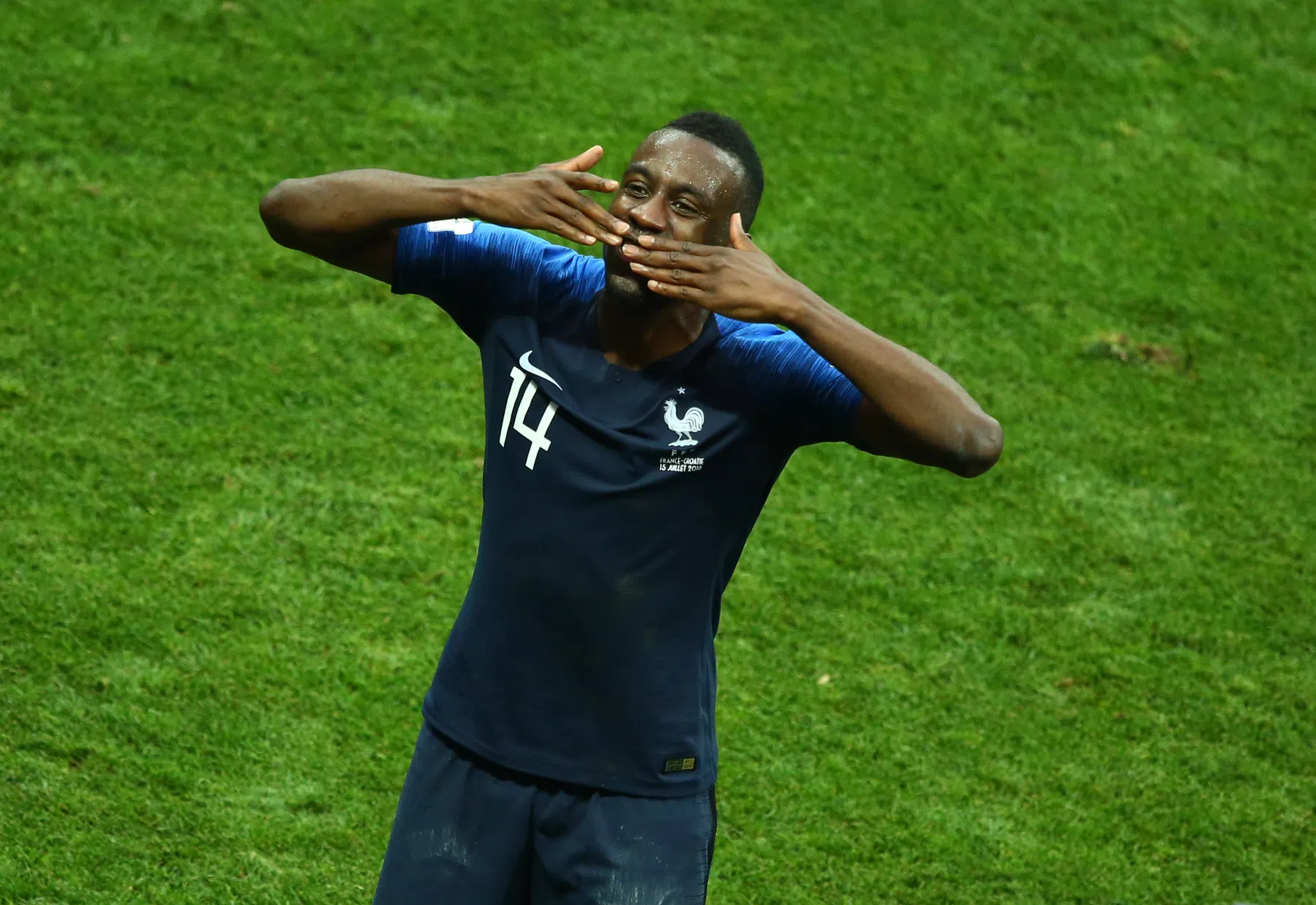 Franse wereldkampioen Matuidi slaat met trots de bladzijde om