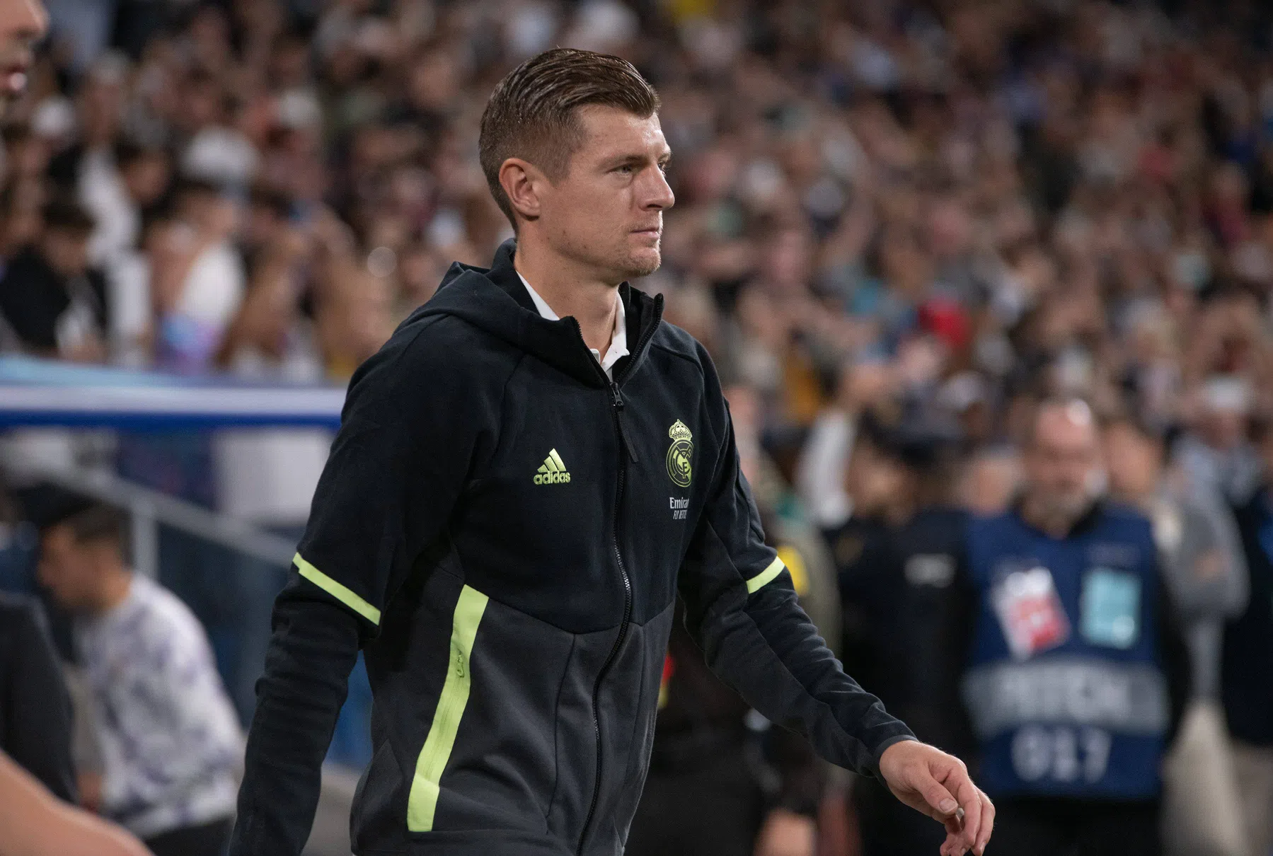 Kroos lacht om blunder in tv-programma: 'Ik wist dat ik de schuld zou krijgen' 