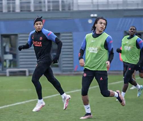 Kylian Mbappé komt zijn vijftienjarige broertje tegen op PSG-training 