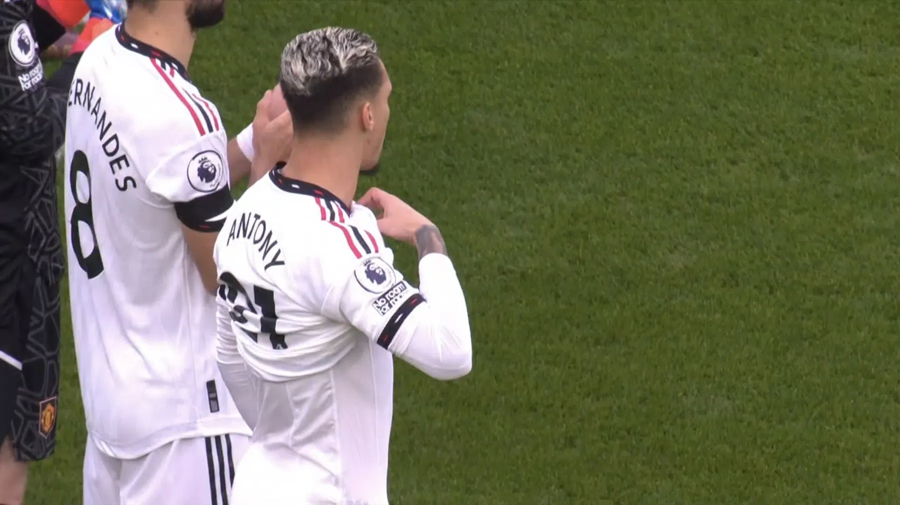 Antony toont bijzonder ondershirt voor Pelé tijdens eerbetoon 